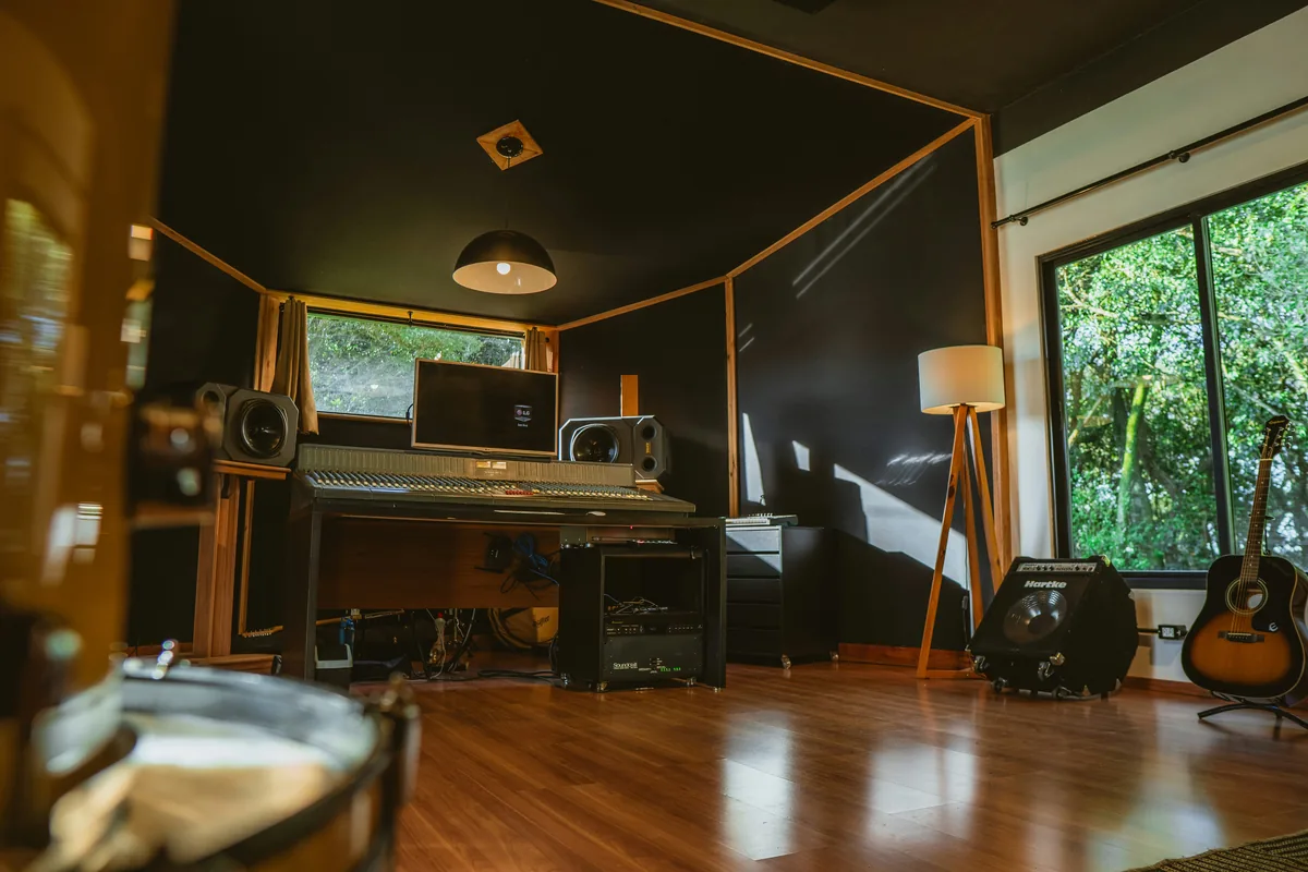 Domowe studio nagraniowe z drewnianymi panelami akustycznymi na ścianach