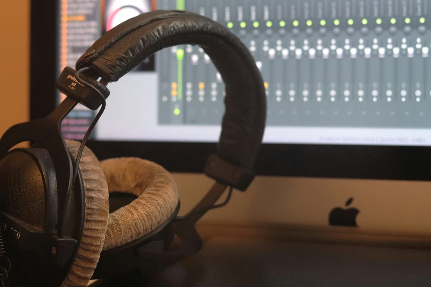 Ekran DAW z widokiem na ścieżki audio i wtyczki do miksu