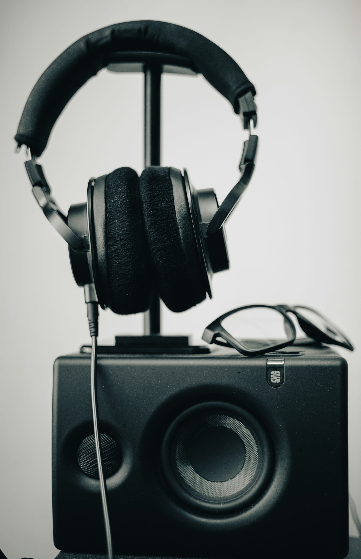 Producent muzyczny przy konsoli mikserskiej w studiu nagraniowym