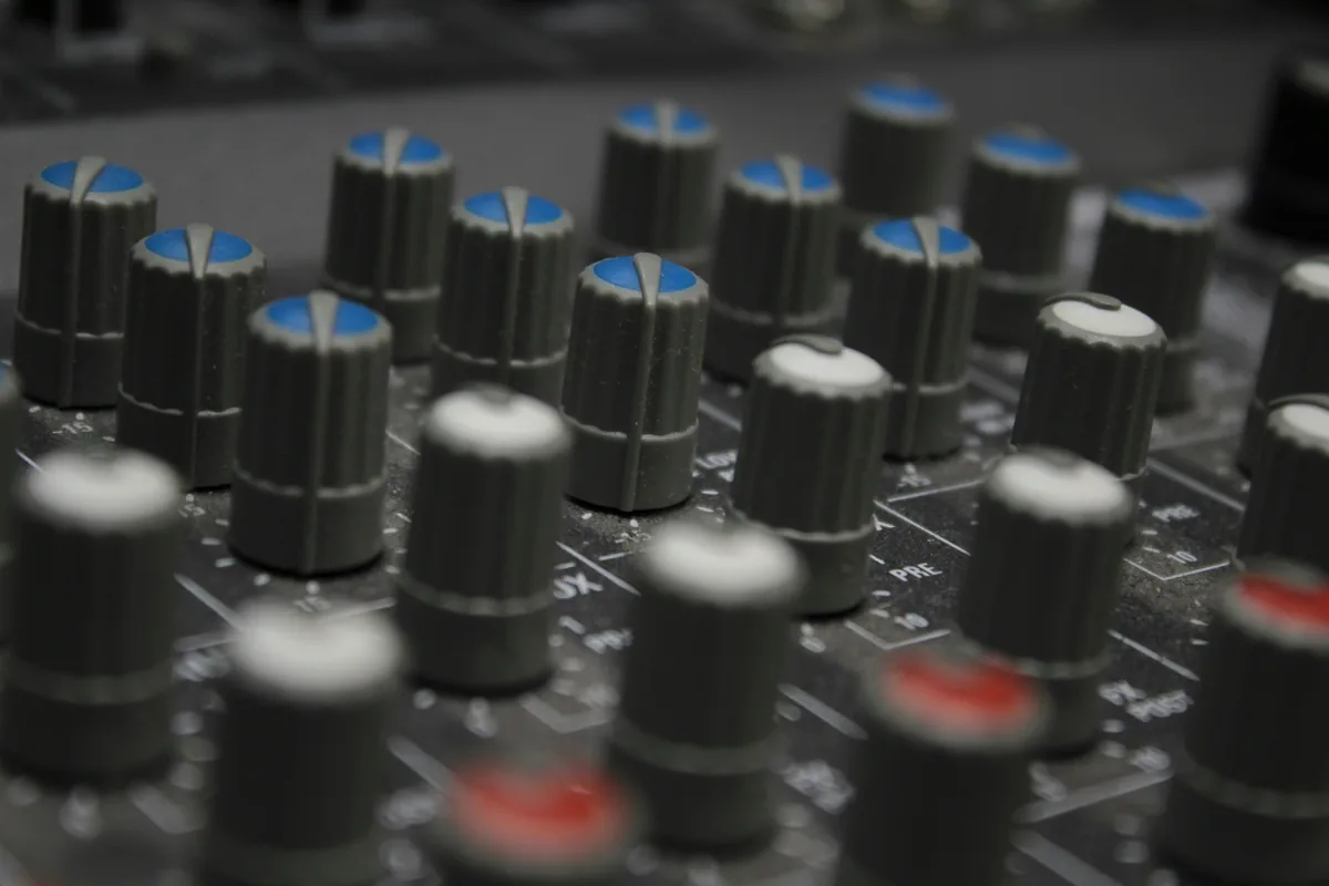 Panorama i szerokość stereo w miksie - jak zbudować przestrzeń