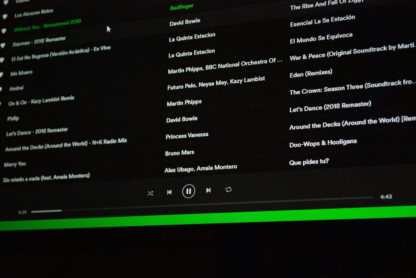 Producent muzyczny przy stanowisku studyjnym z monitorami i interfejsem audio